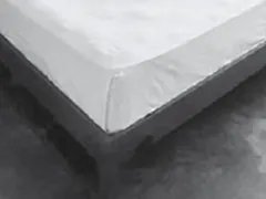 Banheiro da suíte com banheira de hidromassagem, em preto e branco